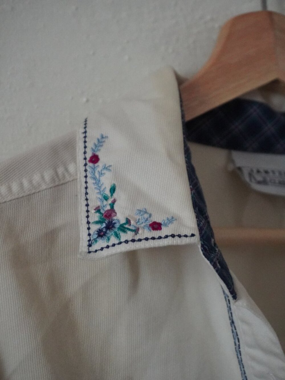 Vintage Jantzen Classics White Embroidered Button Down Shirt Medium/Large
